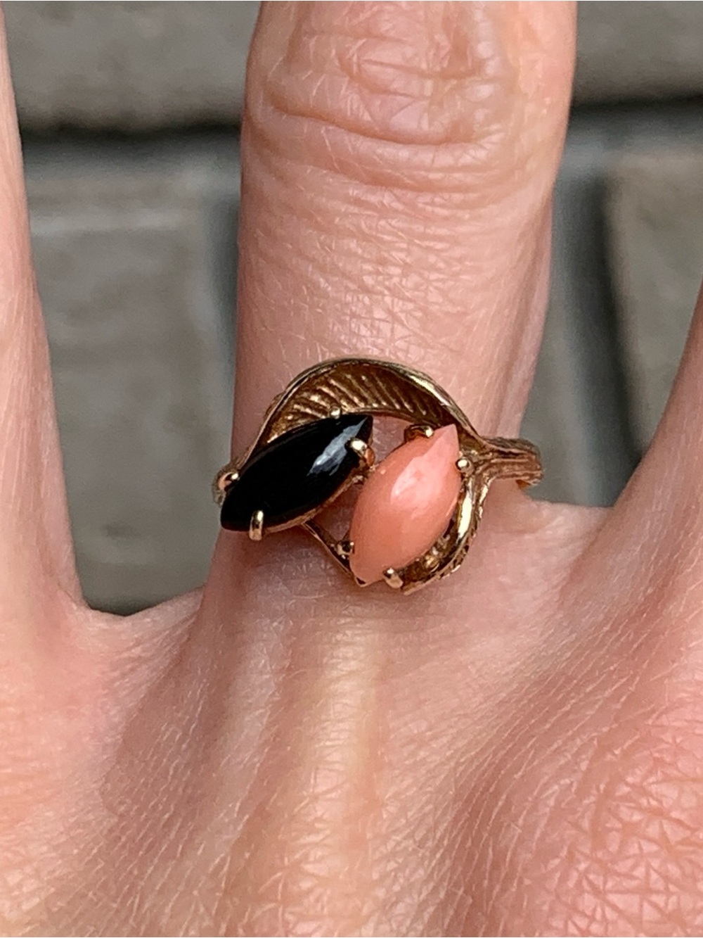 Vintage 10K Yellow Gold Pink Coral Black Onyx Marquise Leaf Womens Ring Size 6.5